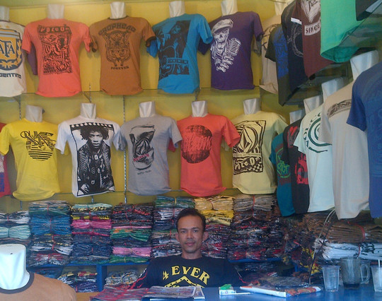 Tips Membeli Baju Distro Secara Keren
